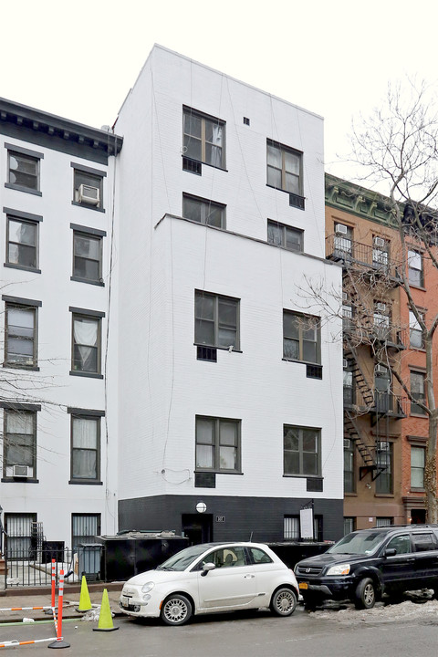 307 W 29th St in New York, NY - Building Photo