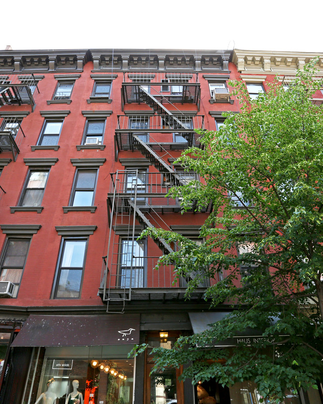 250 Elizabeth St in New York, NY - Foto de edificio - Building Photo