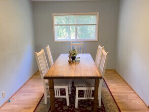 13355 N Madison Ave NE in Bainbridge Island, WA - Foto de edificio - Building Photo