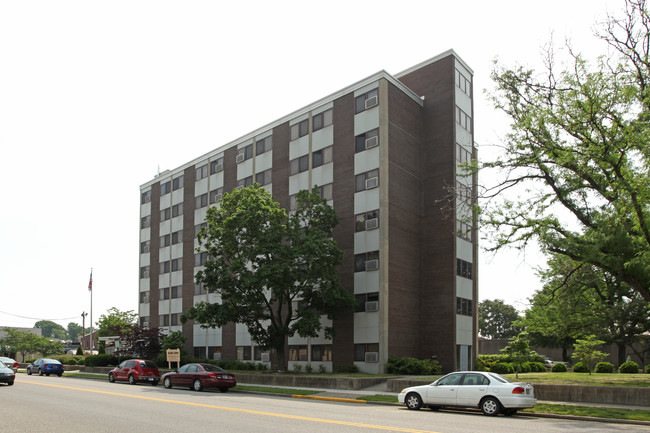 Clark Arms Apartments in Jeffersonville, IN - Foto de edificio - Building Photo