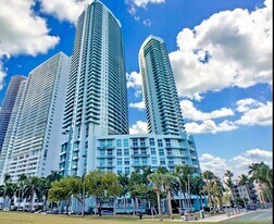 1900 N Bayshore Dr in Miami, FL - Building Photo