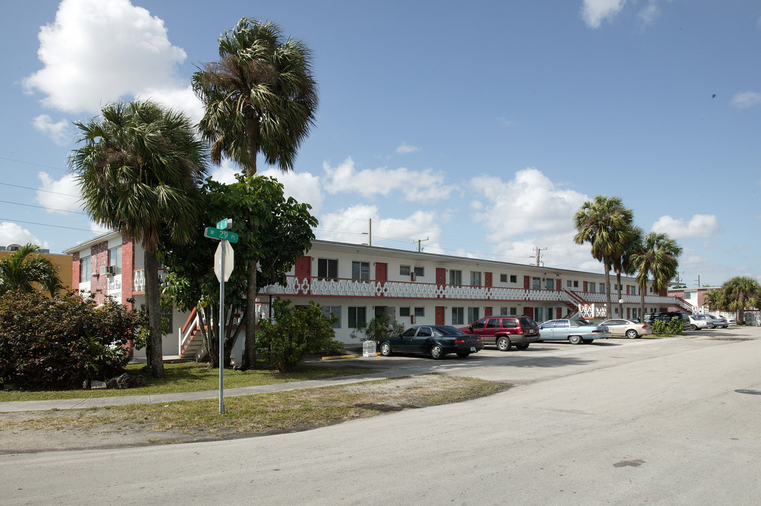 West End Apartments in Hialeah, FL - Foto de edificio