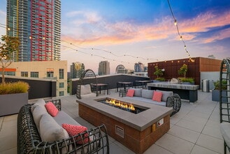 Form 15 in San Diego, CA - Foto de edificio - Building Photo