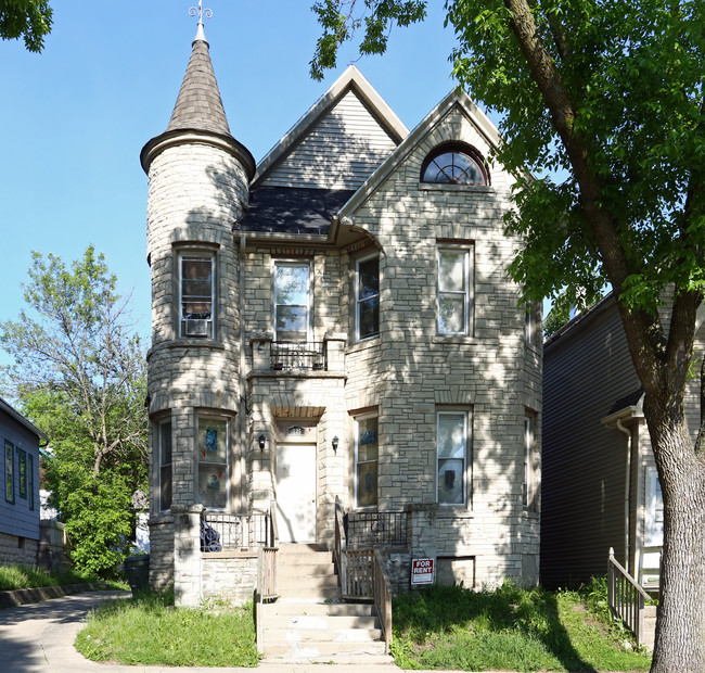 725 S 24th St in Milwaukee, WI - Foto de edificio - Building Photo