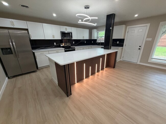 property at 302 N Cottonwood Dr