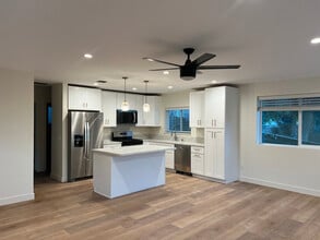 8474 Golden Ridge Rd in Lakeside, CA - Foto de edificio - Building Photo