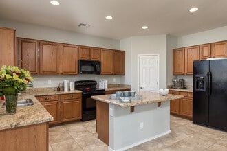 3252 W Gran Paradiso Dr in Phoenix, AZ - Building Photo - Building Photo