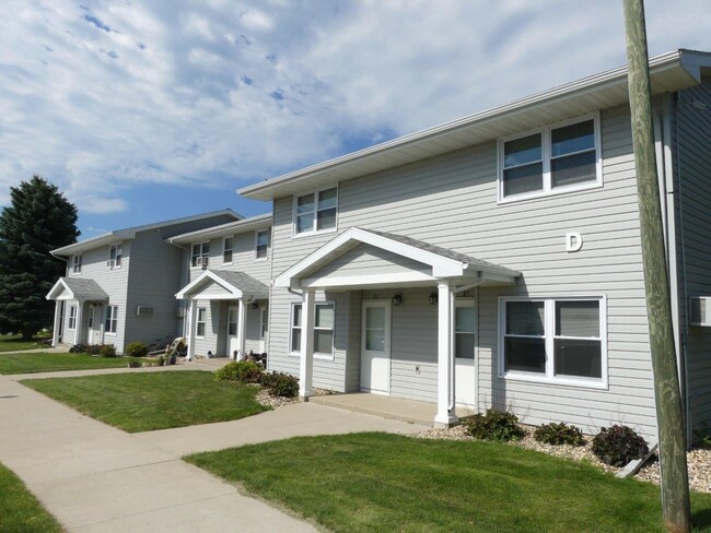 Pheasant Valley Courtyard Townhomes in Milbank, SD - Building Photo - Building Photo