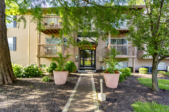 The Retreat at Mill Creek Apartments in Lenexa, KS - Foto de edificio - Building Photo