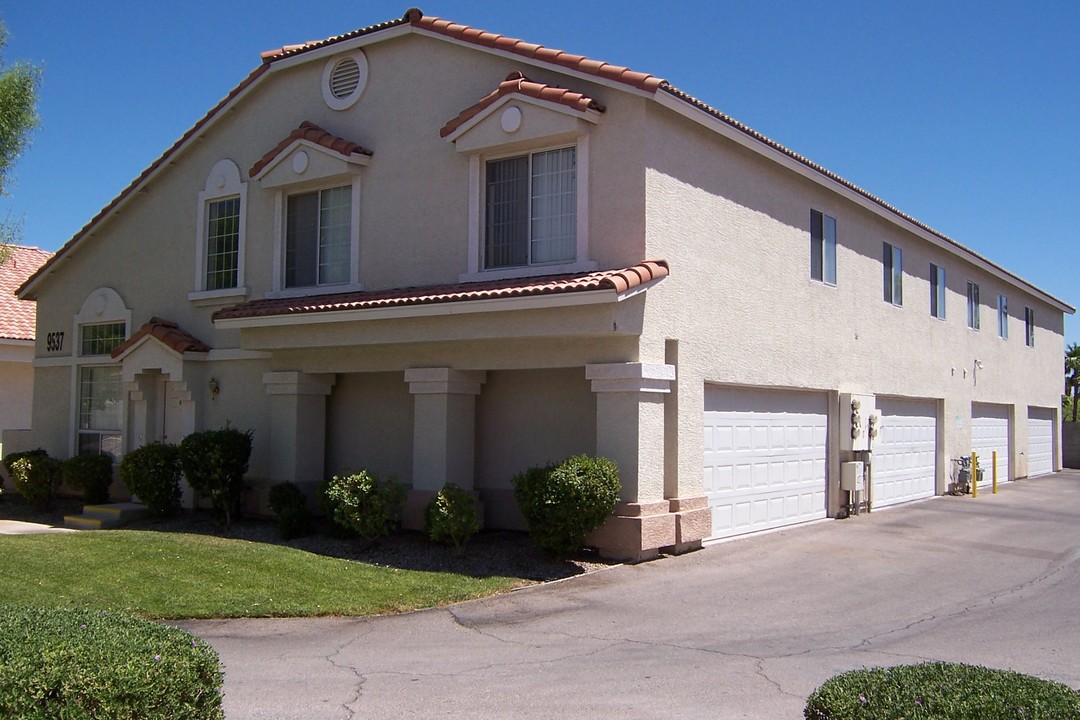 Pine Ridge in Las Vegas, NV - Building Photo