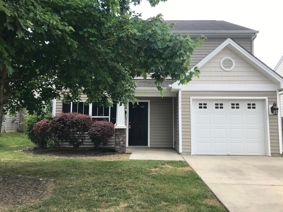 1217 Copperstone Way in Mebane, NC - Foto de edificio
