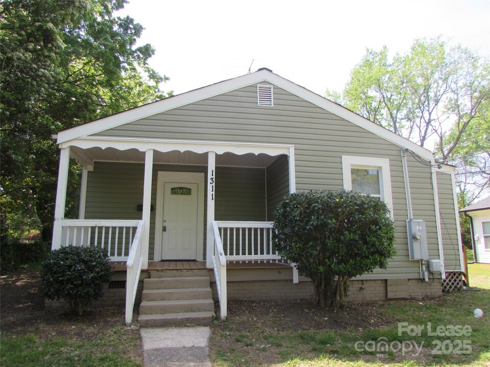 1311 Parkview Cir in Salisbury, NC - Building Photo