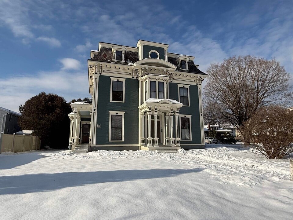 79 Pine St in Rutland, VT - Building Photo