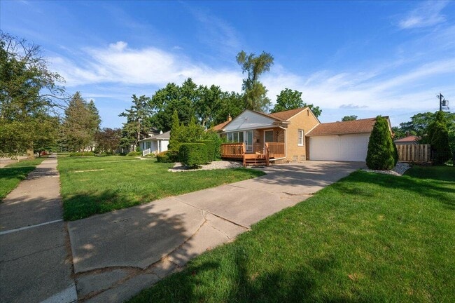 2739 Yorkshire Rd in Birmingham, MI - Building Photo - Building Photo