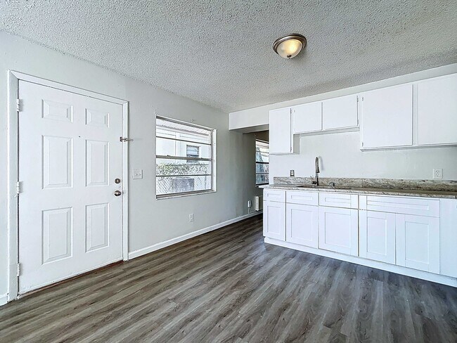 8405 N Semmes St in Tampa, FL - Building Photo - Building Photo