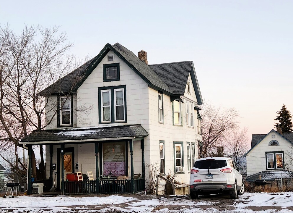 8 E 7th St in Duluth, MN - Foto de edificio