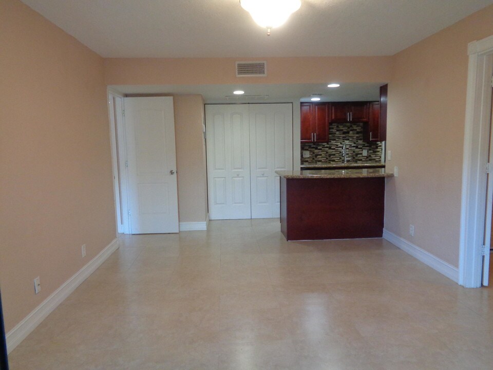616 Executive Center Dr-Unit -107 in West Palm Beach, FL - Building Photo
