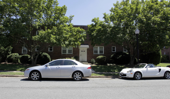 Westover Hills Apartments in Arlington, VA - Building Photo - Building Photo