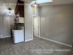 1860 Rogue River Hwy in Grants Pass, OR - Building Photo - Building Photo