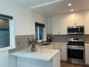 4162 Woodcliff Rd in Sherman Oaks, CA - Building Photo - Building Photo