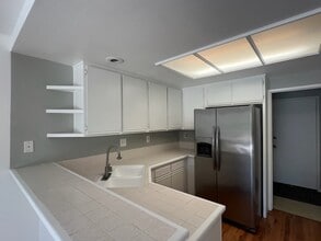 211 Stanford in Irvine, CA - Building Photo - Building Photo