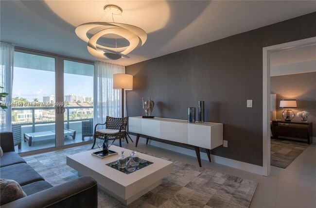 9261 E Bay Harbor Dr in Bay Harbor Islands, FL - Foto de edificio - Building Photo