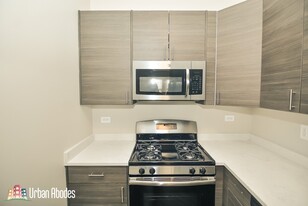 2231 N Sawyer Ave, Unit M07B in Chicago, IL - Building Photo - Building Photo