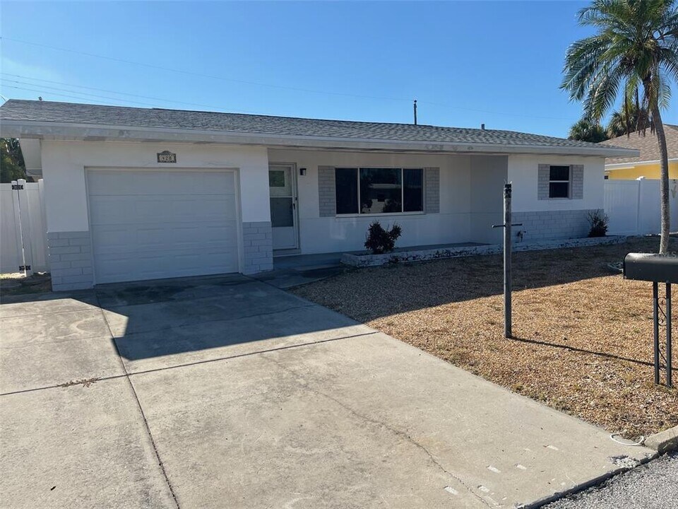 428 90th Ave in St Pete Beach, FL - Building Photo