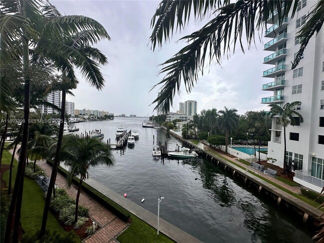 7918 Harbor Island Dr in North Bay Village, FL - Building Photo - Building Photo