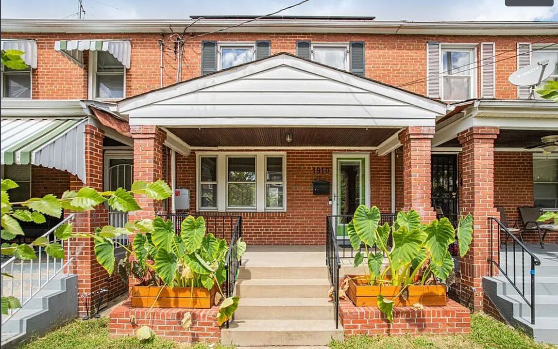 1910 T St SE in Washington, DC - Building Photo