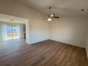 139 Parnell Rd in Hubert, NC - Foto de edificio - Building Photo