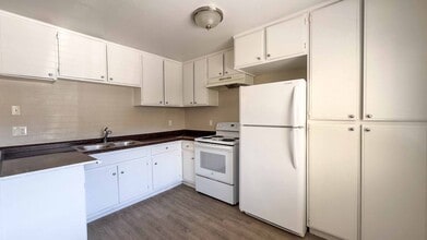 4960-4970 Auburn Drive in San Diego, CA - Foto de edificio - Interior Photo
