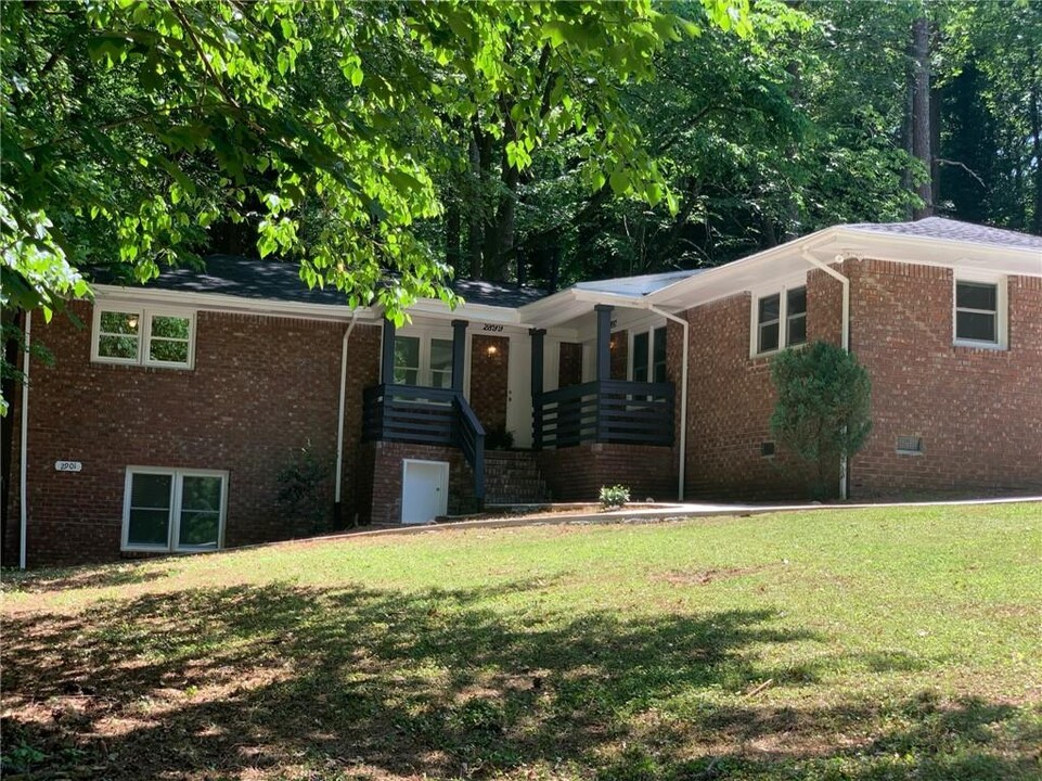 2901 White Oak Dr in Decatur, GA - Building Photo