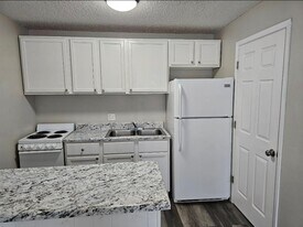 815 S Emporia St, Unit 212 in Wichita, KS - Building Photo