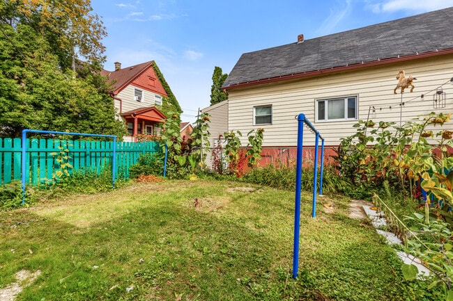 928 E Locust St in Milwaukee, WI - Building Photo - Building Photo