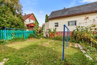 926 E Locust St in Milwaukee, WI - Building Photo - Building Photo