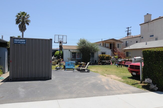 220 2nd St in Huntington Beach, CA - Building Photo - Building Photo