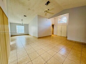 495 Carrington Ln in Weston, FL - Building Photo - Building Photo