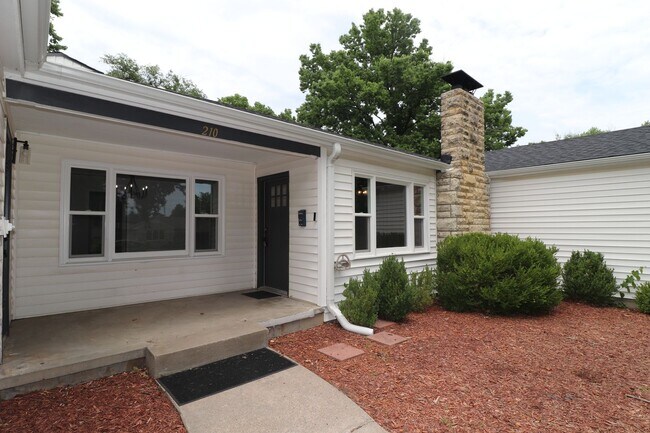 210 W Vine St in Junction City, KS - Building Photo - Building Photo