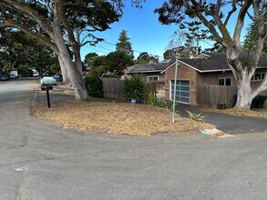 1102 Lincoln Ave in Pacific Grove, CA - Building Photo - Building Photo