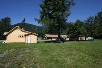 59763 State Route 20 in Marblemount, WA - Foto de edificio - Building Photo