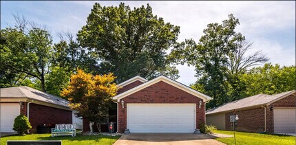 3019 Northern Falcon Ridge Dr in Jeffersonville, IN - Foto de edificio - Building Photo