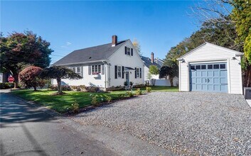 26 Vernon Ave in Newport, RI - Building Photo - Building Photo