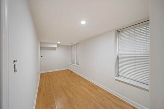 2325 W Rice St, Unit 2F in Chicago, IL - Foto de edificio - Building Photo