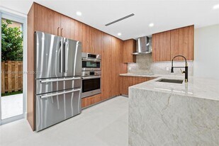 8511 NW 141st Terrace in Miami Lakes, FL - Building Photo