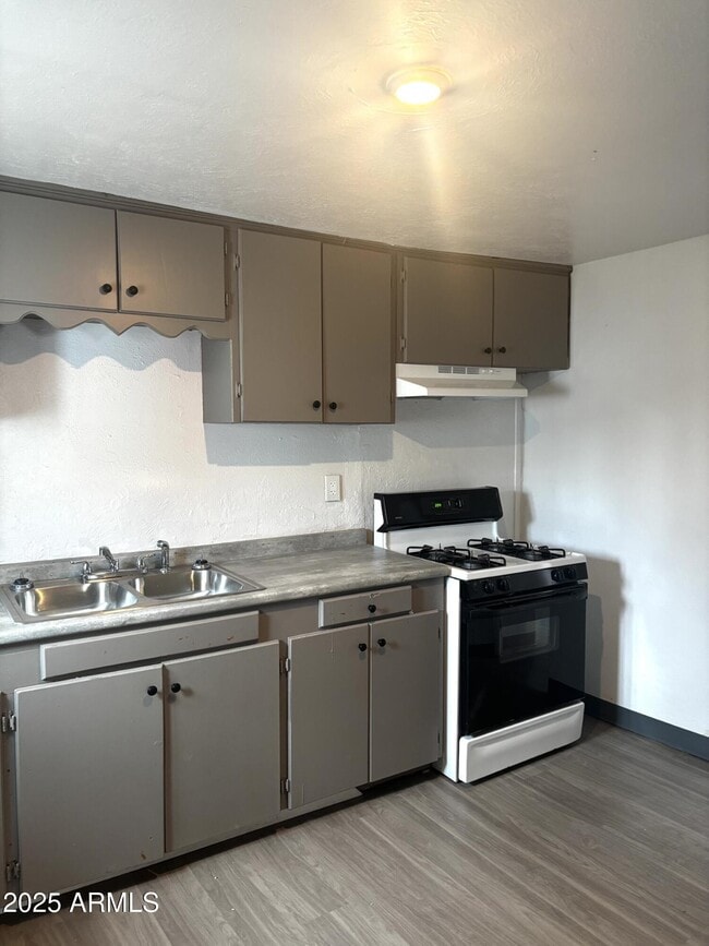 398 E Ave in Douglas, AZ - Foto de edificio - Building Photo