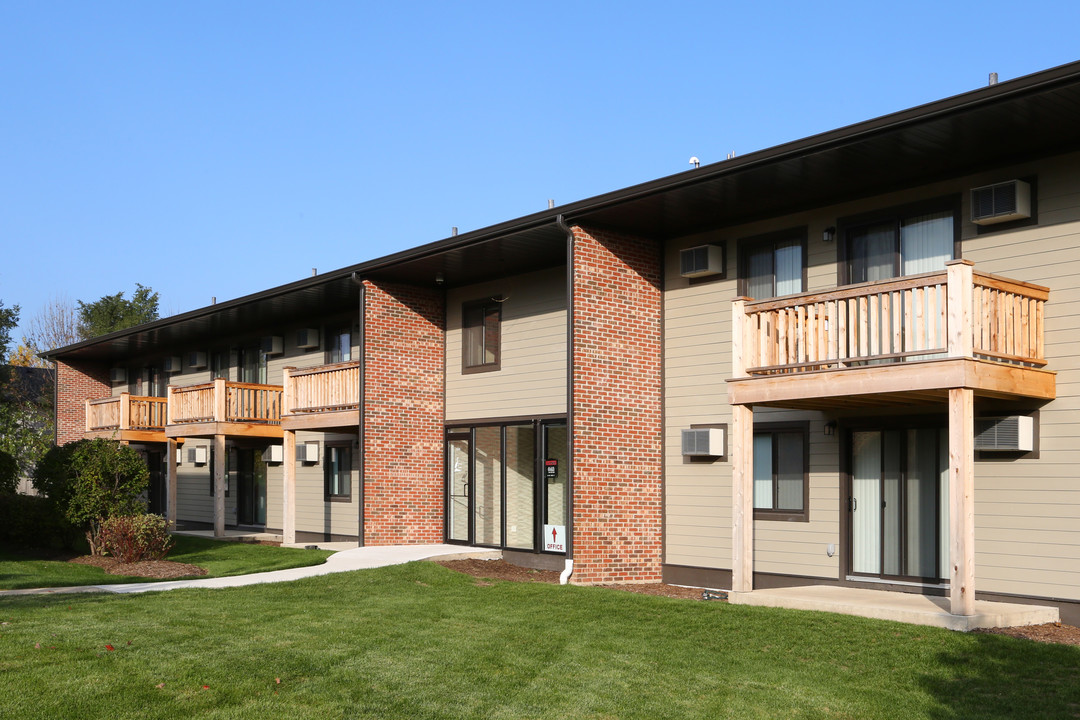 Brentwood Apartments in Bensenville, IL - Building Photo