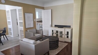 2028 W 81st St in Los Angeles, CA - Foto de edificio - Building Photo