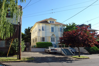 2431 NE Halsey St in Portland, OR - Building Photo - Building Photo