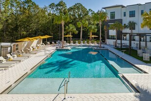 Silversaw Wesley Chapel in Lutz, FL - Building Photo